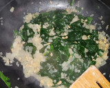 Foto del paso 5 de la receta: Pollo con espinacas, piñones y leche evaporada