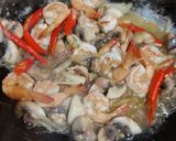 Foto langkah ke 3 dari resep Tumis Kale Udang Jamur.