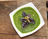 Une image de l'étape 6 de Soupe froide aux épinards frais, melon et pignons de pin.