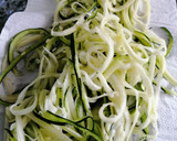 Foto del paso 3 de la receta: Espaguetis de calabacín con pesto de avellanas