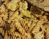 Foto del paso 4 de la receta: Espirales con pollo en salsa