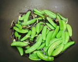 Foto langkah ke 3 dari resep Tumis kacang polong dan jamur kuping.