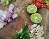 Foto langkah ke 2 dari resep Cumi Asin Sambal Matah.