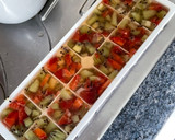 Foto del paso 3 de la receta: Cubos de hielo de fresa y kiwi