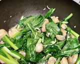 Foto langkah ke 4 dari resep Cah Jamur Caisim.