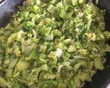 Foto del paso 3 de la receta: Tortilla de brócoli y pencas de acelga