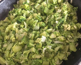Foto del paso 3 de la receta: Tortilla de brócoli y pencas de acelga