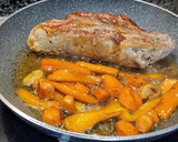 Foto del paso 4 de la receta: Solomillo en salsa con champiñones, puré de patata y compota de pera