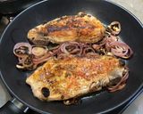 Une image de l'étape 7 de Côtes de porc au paprika et fondue d'oignons rouges.