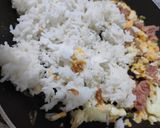 รูปขั้นตอนการทำที่ 2 ของ ข้าวผัดแหนม ง่ายๆ (คล้ายกินยำแหนม)