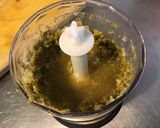Une image de l'étape 4 de Sauce salade au citron confit, pesto de fanes epicé et melfor.