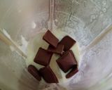 A picture of step 2 of Thick Chocolate Lassi.