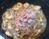 Foto del paso 3 de la receta Macarrones con langostinos, setas y atún