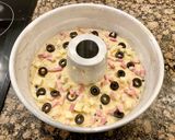 Foto del paso 7 de la receta: Pastel salado con queso y aceitunas