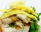 A picture of step 5 of Phở cuốn.