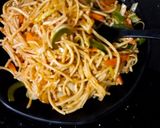 शेजवान नूडल्स (schezwan noodles recipe in marathi) रेसिपी स्टेप 3 फोटो