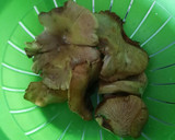 Foto del paso 1 de la receta: Cardo con rebozuelos y salsa de almendras