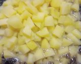 A picture of step 4 of Noodles with potatoes and egg.