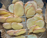 Foto del paso 1 de la receta: Timbal de patatas y salmón marinado