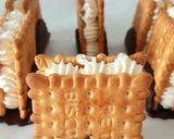 Foto del passaggio 10 della ricetta Gelato con biscotto e crema ai fiocchi di latte, granella di pistacchi e cioccolato