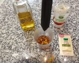 Foto del paso 3 de la receta: Vinagreta de miel y mostaza rápido y fácil para ensalada de lechuga y garbanzo u otras
