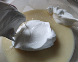 Foto del paso 8 de la receta: Mousse de chocolate blanco con interior de mango y frambuesas