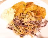 รูปขั้นตอนการทำที่ 6 ของ Corn and chicken fritters (ข้าวโพดกับอกไก่ทอด) coleslaw and sour cream