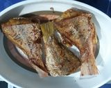 Foto langkah ke 3 dari resep Kakap goreng asam pedas.