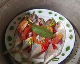 Foto langkah ke 4 dari resep Ikan Kembung Kukus pedas.