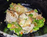 Foto del paso 3 de la receta: Muslos de pollo deshuesado en salsa