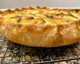 Foto del paso 9 de la receta: Pastel salado de hojaldre con calabacín, requesón y salami