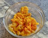 Foto del passaggio 1 della ricetta Torta alle pesche senza grassi