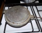 Foto del paso 1 de la receta: Wafles (falsos) con discos de empanadas