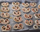 Foto del paso 5 de la receta: Palmeritas de hojaldre con salmón y queso