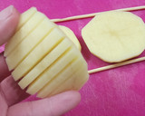 Foto del paso 2 de la receta: Papas fritas acordeón - enrejadas🍟 con salsa de yogur 🫙🌿
