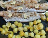 Foto del paso 5 de la receta: Papas noisette con filet de merluza al horno