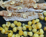 Foto del paso 5 de la receta: Papas noisette con filet de merluza al horno