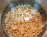 Foto del paso 2 de la receta: 8.Pies de cerdo y garbanzos con picada