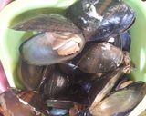 Foto langkah ke 1 dari resep Oseng Kerang ijo saos tiram pedas.