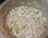 Foto del paso 10 de la receta: Ensalada mixta de col y cogollo con langostinos, palitos de cangrejo, piña y salsa rosa