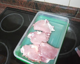 Foto del paso 2 de la receta: Chuletas de cerdo rellenas de gorgonzola con papas fritas