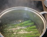 Foto del paso 5 de la receta: Ensalada templada de espárragos verdes con vinagreta de pera