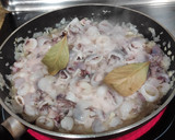 Foto del paso 3 de la receta: 🦑Calamares con salsa de tomate 🍅🧅