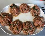 Une image de l'étape 6 de Galettes de porc épicées aux fanes de radis, herbes et tomate.