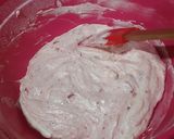Foto langkah ke 6 dari resep Strawberry and Creamy Cupcakes.