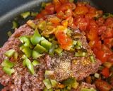 Foto del passaggio 1 della ricetta Involtini di porro con ripieno di carne speziata