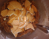 Foto del paso 3 de la receta: Bollitos con pepitas de chocolate y galletas