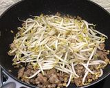 รูปขั้นตอนการทำที่ 4 ของ ถั่วงอกผัดเต้าหู้หมูสับ