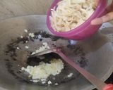 Foto langkah ke 2 dari resep Martabak Jamur.