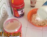 A picture of step 2 of Chicken egg paratha.